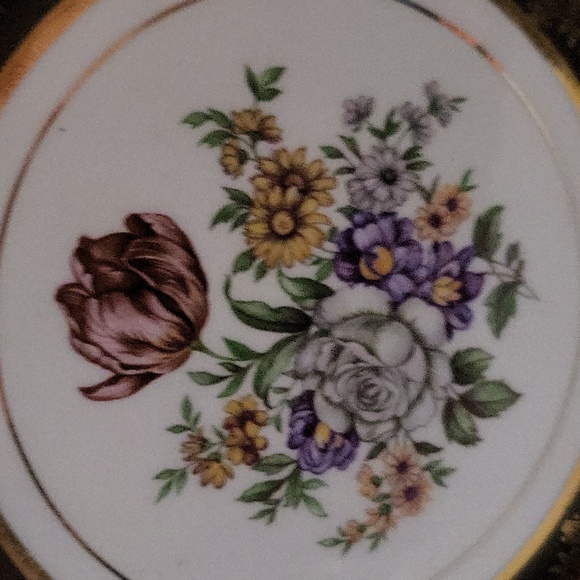 Gold trim flower plate - Picture 4 of 6